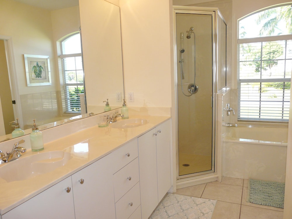 House, Multiple Beds (Luxuriously furnished waterfront home) photo 3