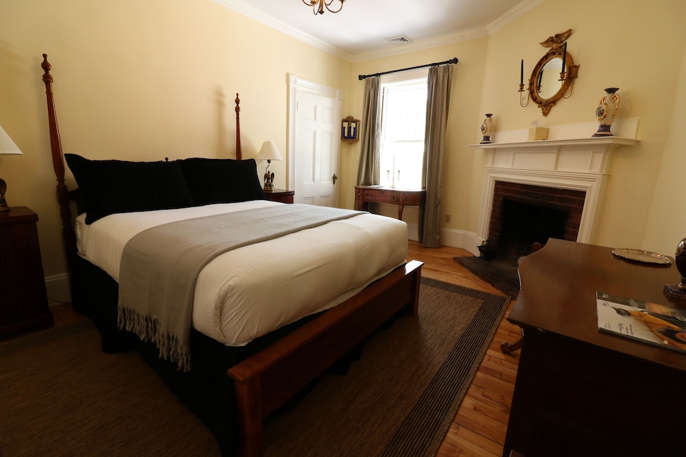 Federal Room, 1  Queen Bed, Claw foot tub and shower, Antique show fireplace photo 1