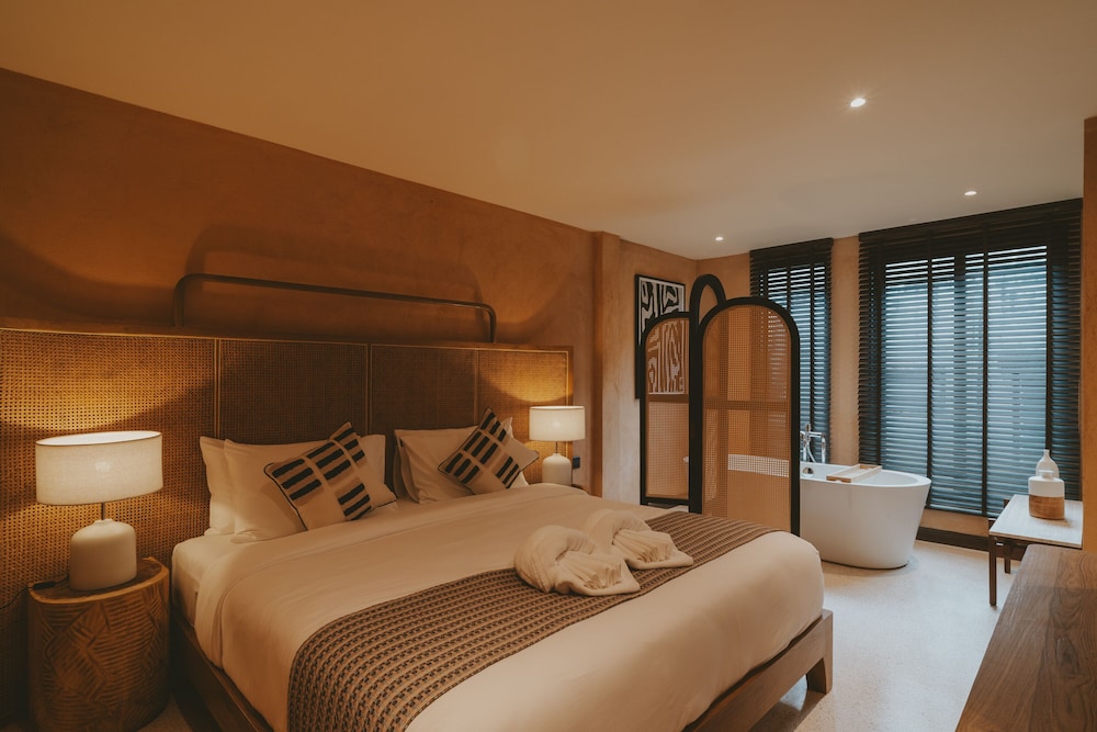 Deluxe Room - Photo 16