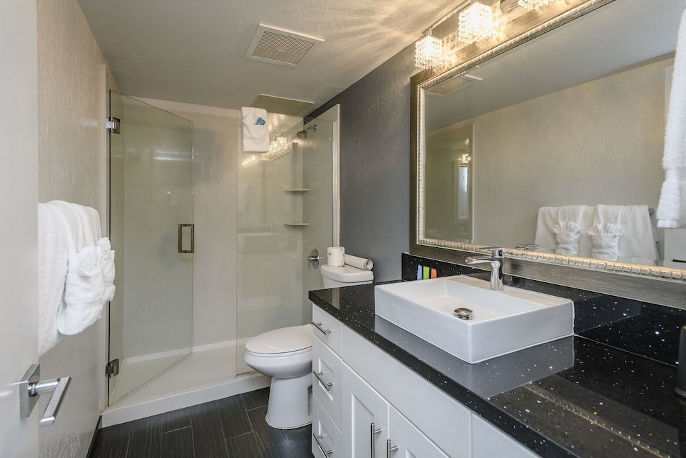 Room, 2 Queen Beds, Kitchenette - Photo 5