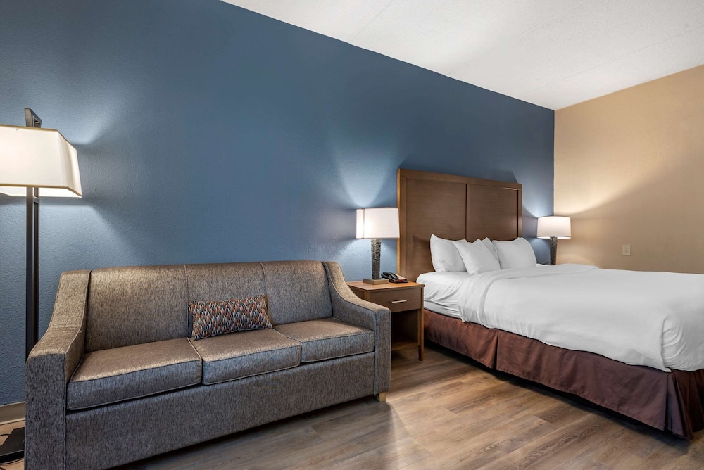 Room, 1 King Bed, Non Smoking (Upgrade) - Photo 2