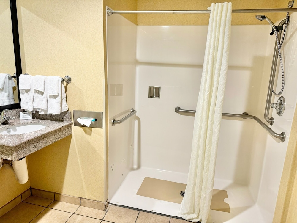 Basic Room, 2 Queen Beds, Accessible - Photo 2