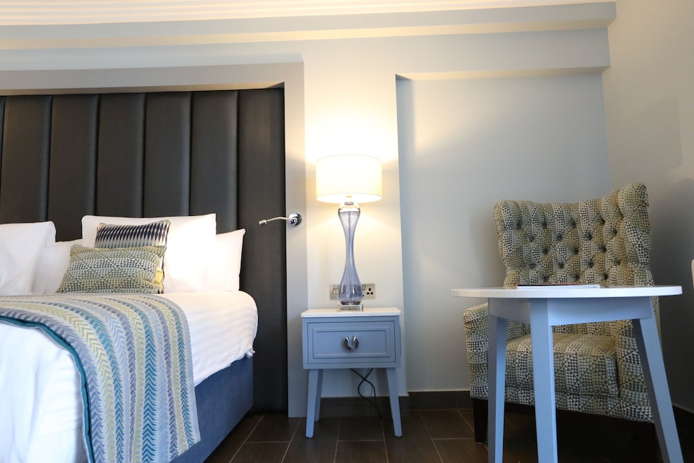 Deluxe Room, 1 King Bed with Sofa bed - Photo 3
