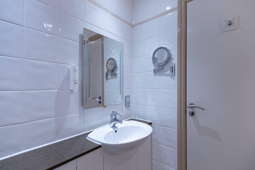 Classic Twin Room - Photo 7