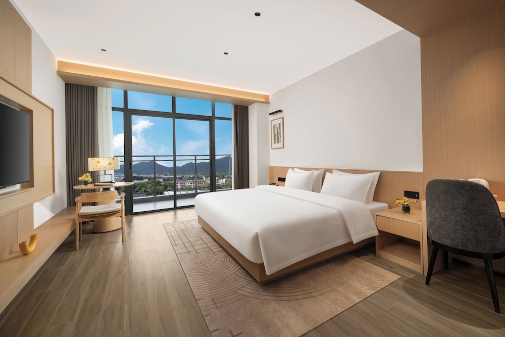Premium Room, 1 King Bed, Lake View photo 1
