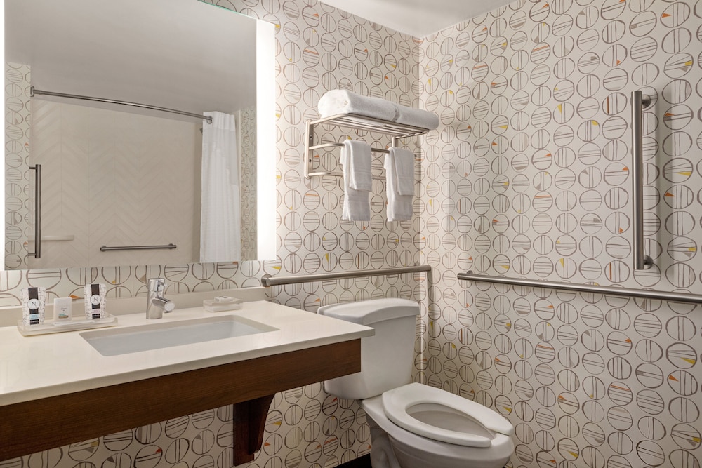 Standard Room, 1 King Bed, Accessible (Communications Accessible) thumbnail 5
