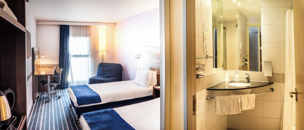Standard Room, Multiple Beds thumbnail 5