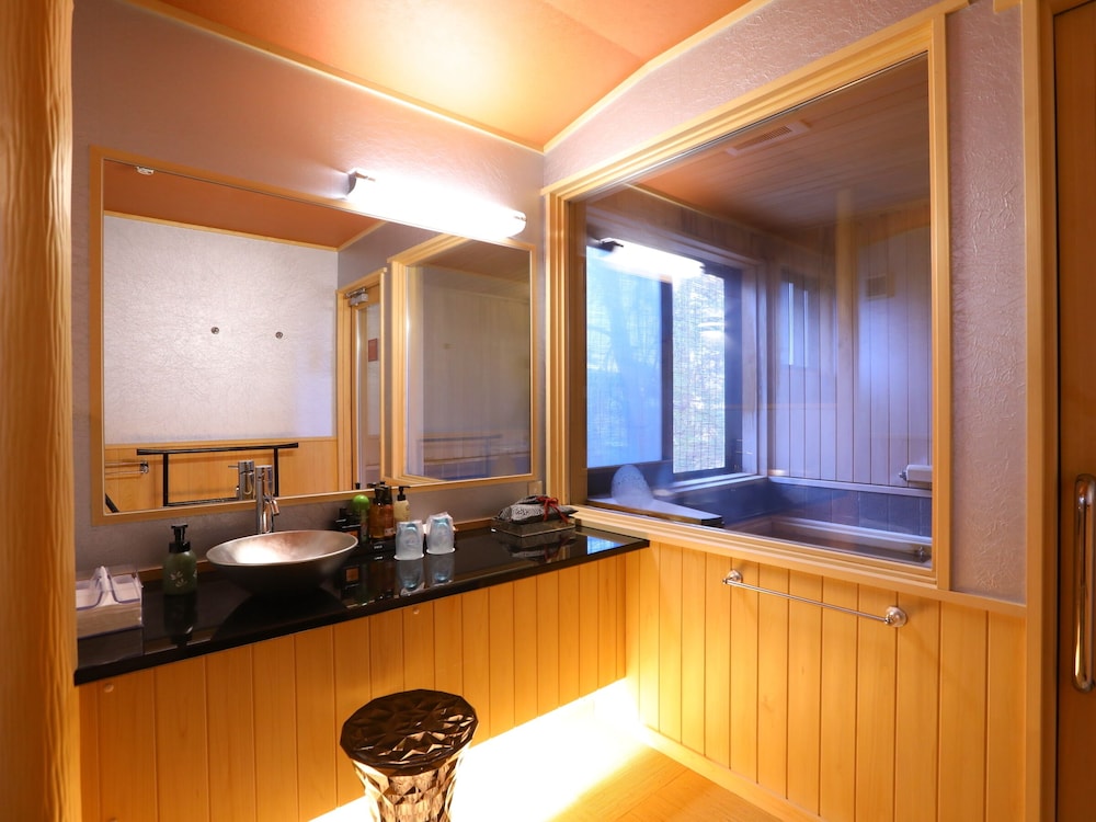 Standard Suite, Non Smoking, Private Bathroom photo 2