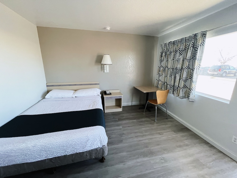 Standard Room, 1 Queen Bed, Accessible, Smoking photo 3