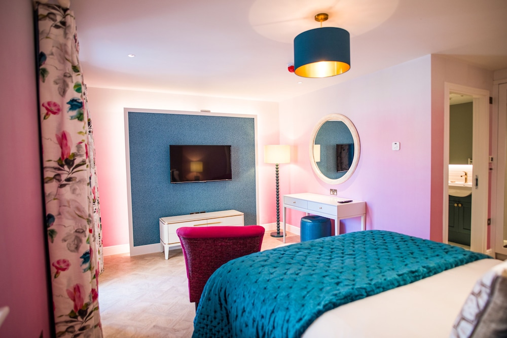 Deluxe Double Room, 1 King Bed, Pool View