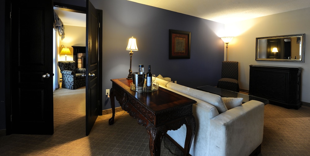 Luxury Suite, 1 King Bed, Jetted Tub - Photo 4