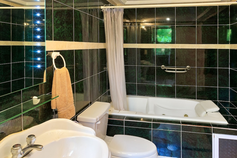 Standard Suite, 3 Bedrooms, Bathtub photo 3