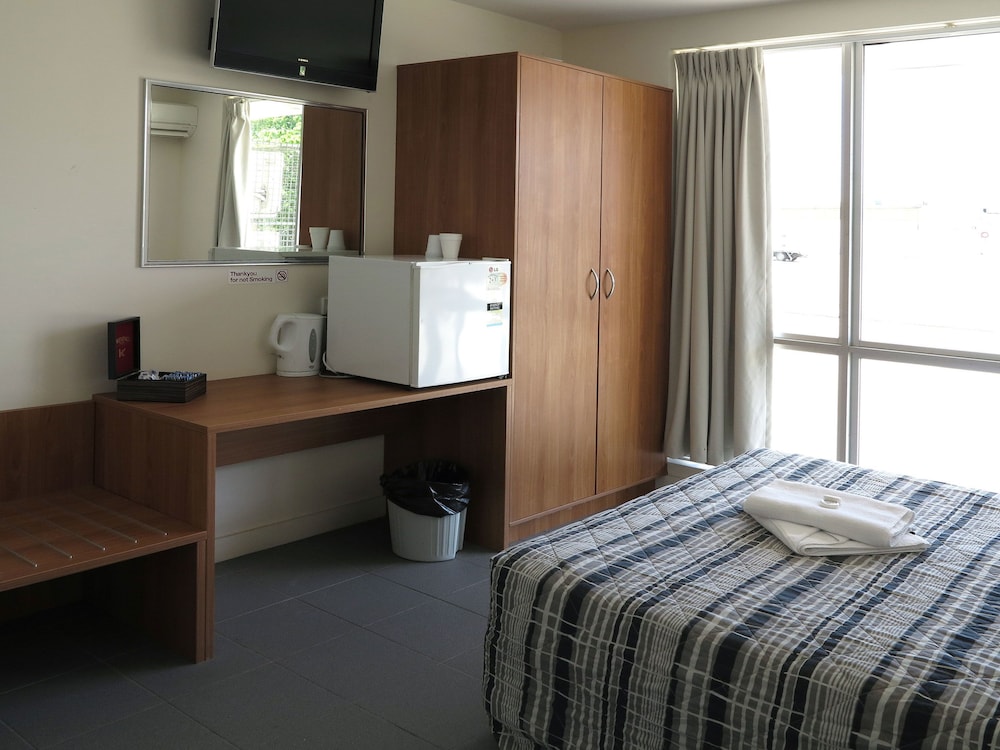 Economy Double - Shared Facilities photo 2