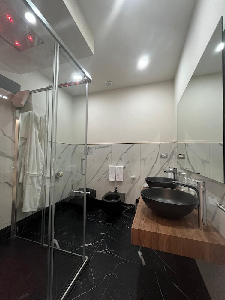 Luxury Studio Suite, Jetted Tub - Photo 5