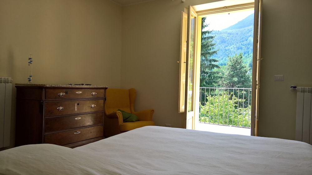 Deluxe Apartment, 4 Bedrooms, Fireplace, Mountain View
