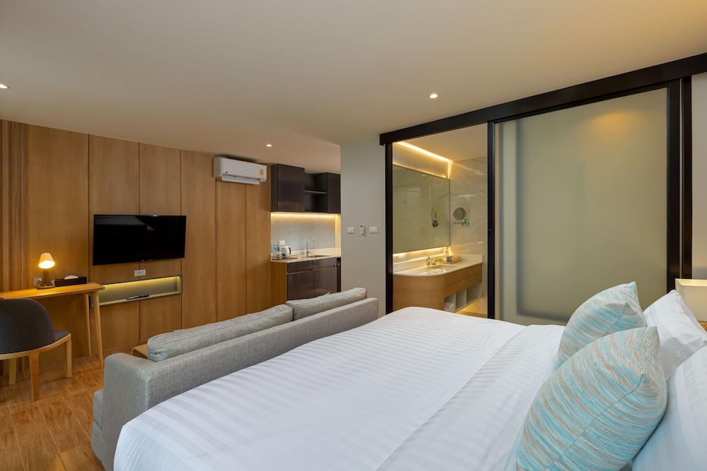 Deluxe Room, 1 King Bed - Photo 3