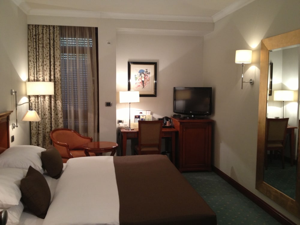 Deluxe Room, 1 King Bed - Photo 4