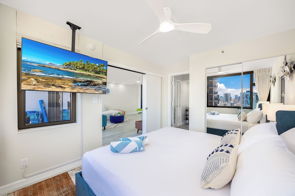 Premium Remodeled Condo with Ocean View and Parking: Premium Suite, 1 King Bed, Air conditioning, Ocean View (0194) photo