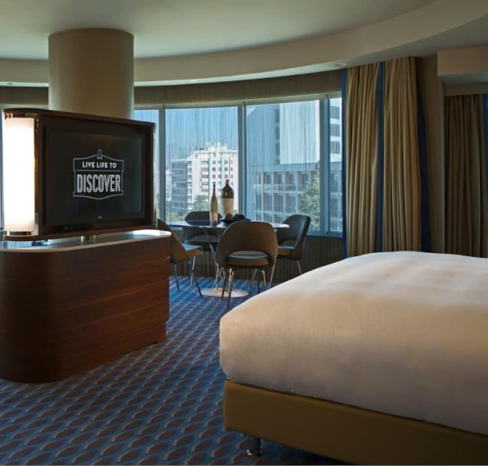Junior Suite, 1 King Bed thumbnail 6