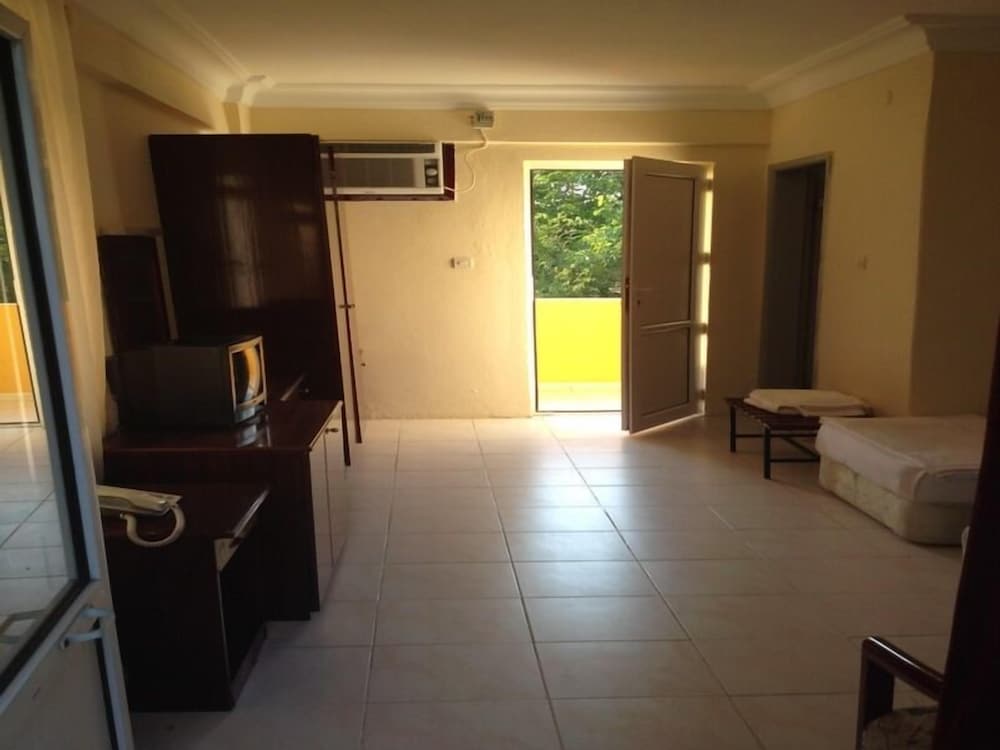 Economy Triple Room photo 3