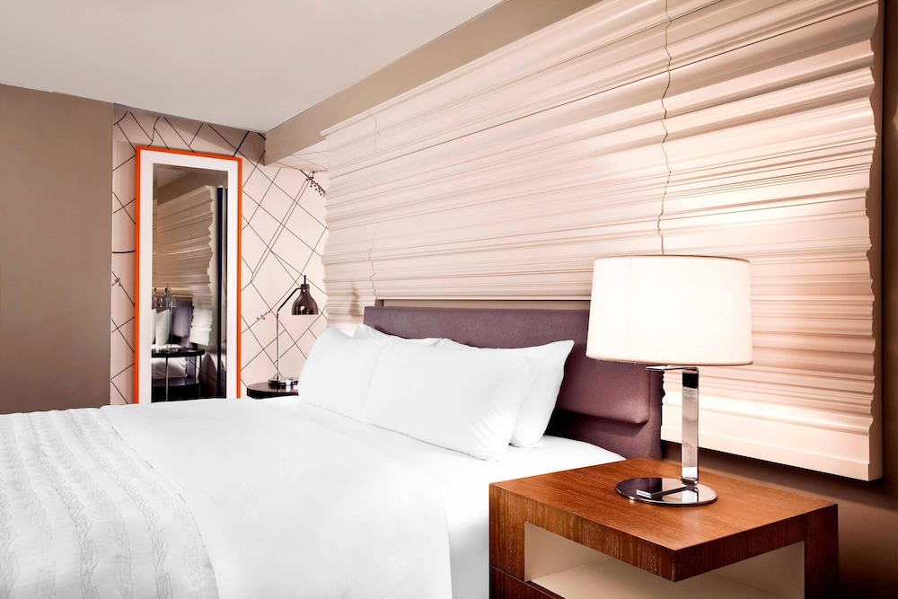 Room, 1 King Bed, City View, Corner - Photo 3