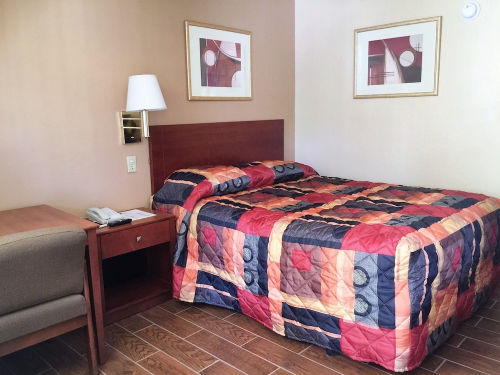 Standard Room, 1 Queen Bed, Non Smoking photo 1