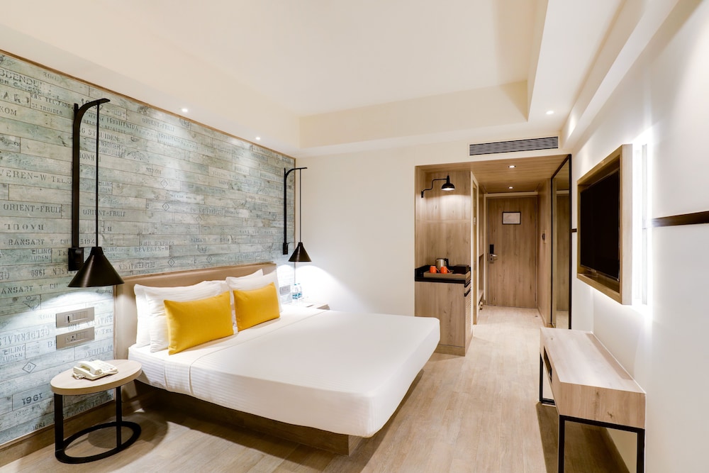 Deluxe Room - Photo 5
