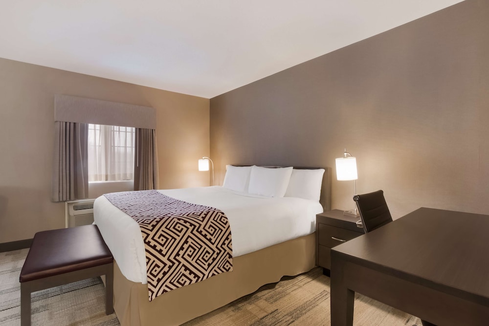 Superior Suite, 1 King Bed with Sofa bed, Non Smoking, Jetted Tub (with Sofabed) - Photo 6