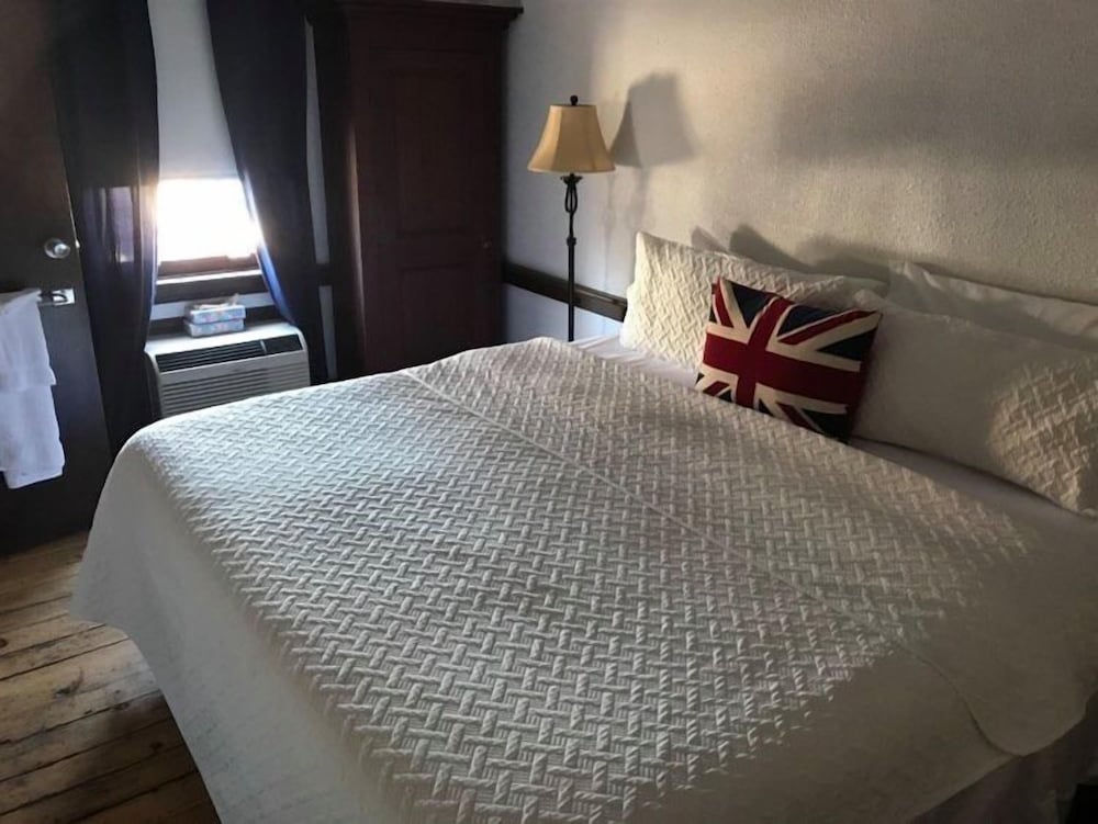 Colonel's Suite