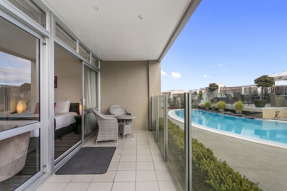 Luxury Studio, 1 King Bed with Sofa bed, Pool View, Poolside