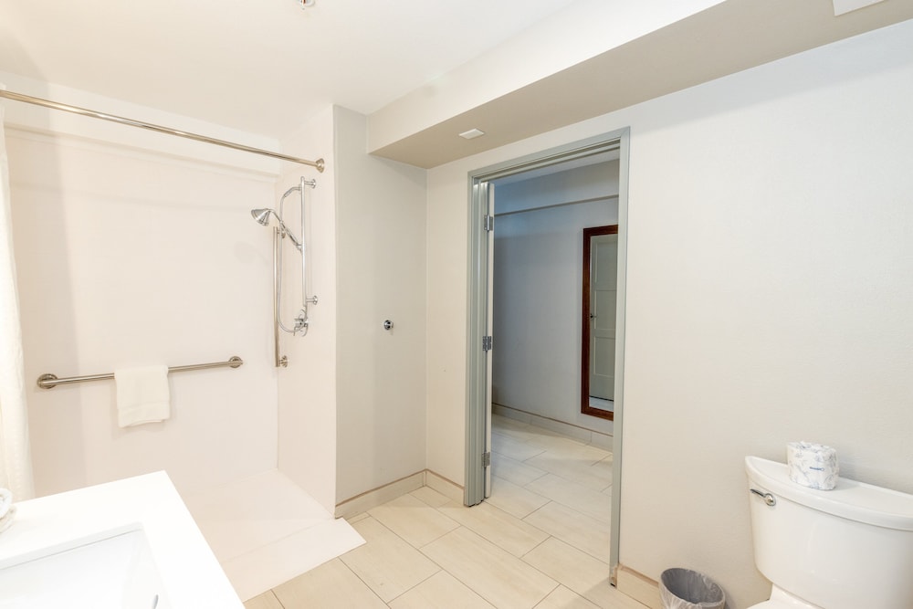 Standard Room, 2 Queen Beds, Accessible (Roll in Shower) - Photo 2
