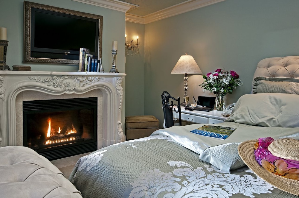Luxury Suite, 1 King Bed, Jetted Tub, River View (French Decor) photo 3