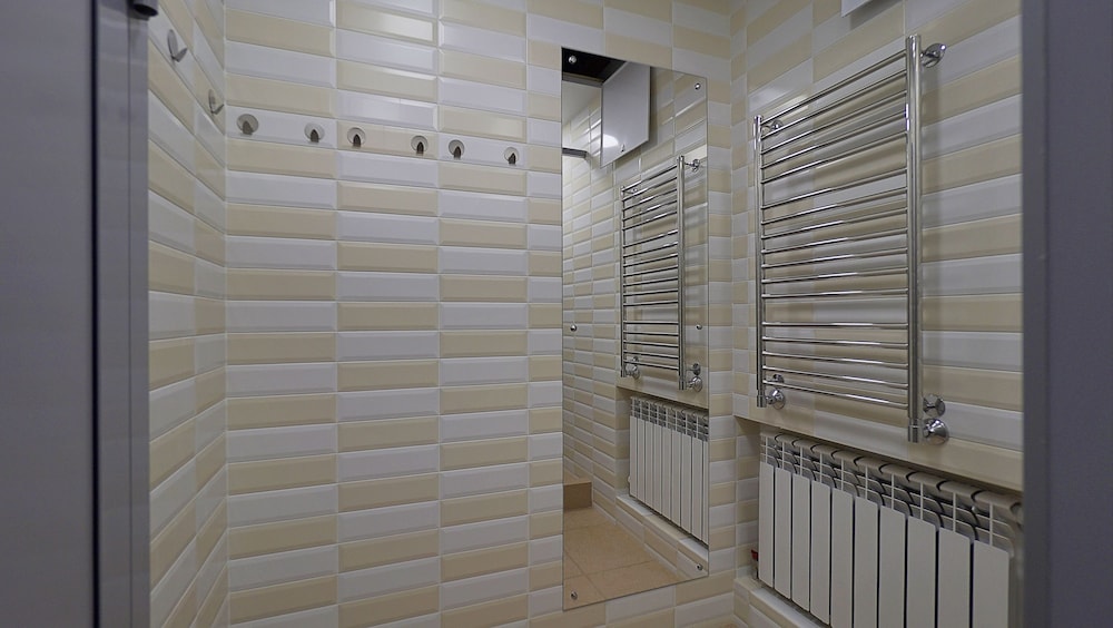 Family Room, Shared Bathroom photo 2
