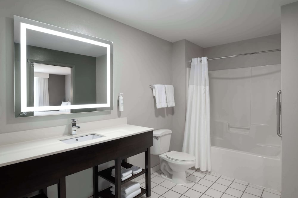 Junior Suite, 2 Queen Beds, Accessible, Bathtub - Photo 6