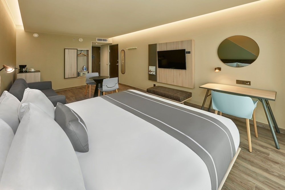 Suite, 1 King Bed with Sofa bed