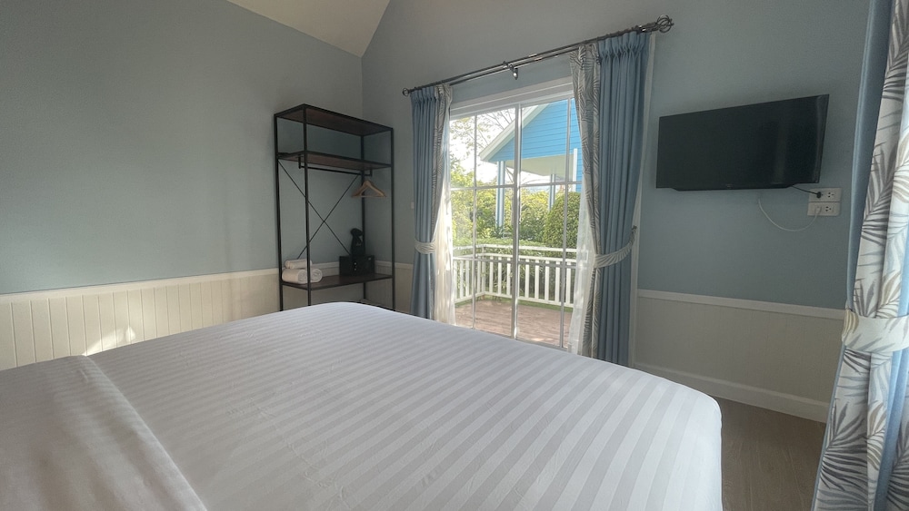 Family Room, 3 Bedrooms, Balcony - Photo 5