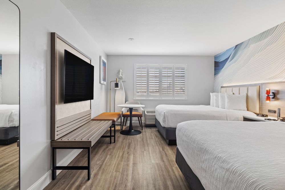 Standard Room, 2 Queen Beds, Accessible - Photo 8