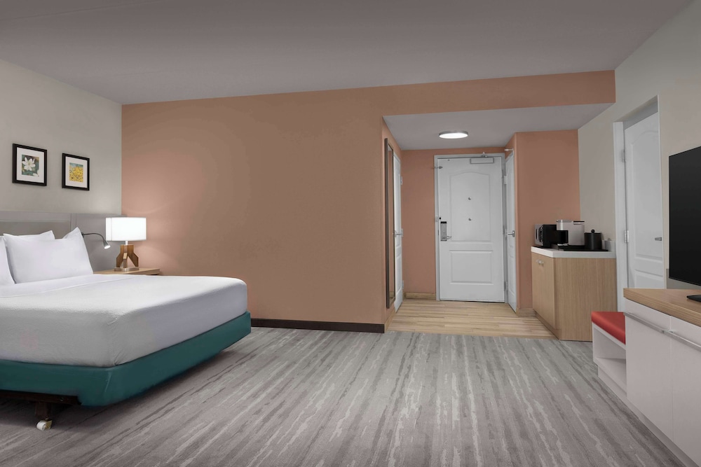 Room, 1 King Bed, Mobility/Hearing Accessible, Bathtub - Photo 2