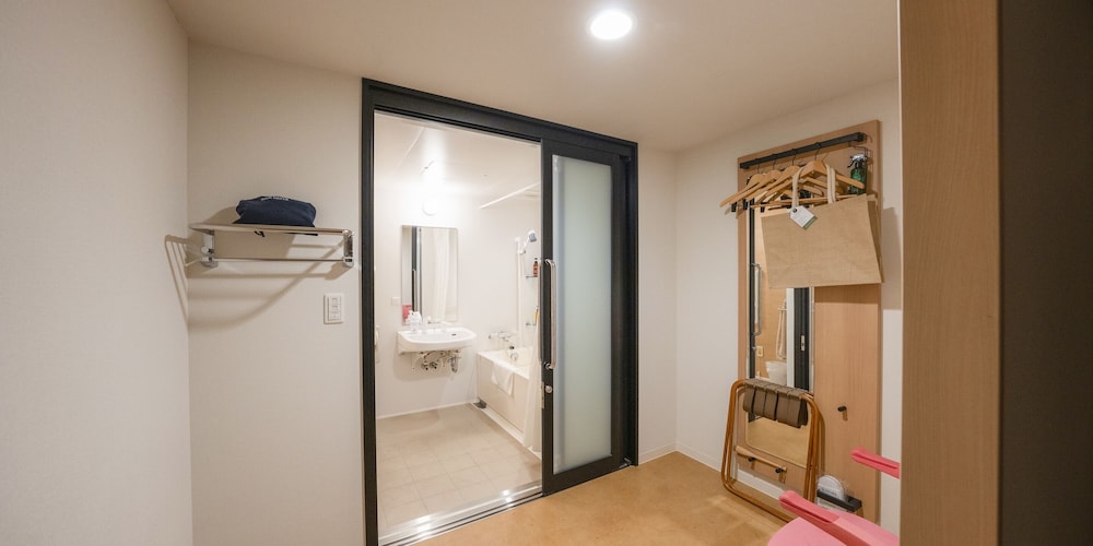 Universal Twin Room, Non Smoking - Photo 3