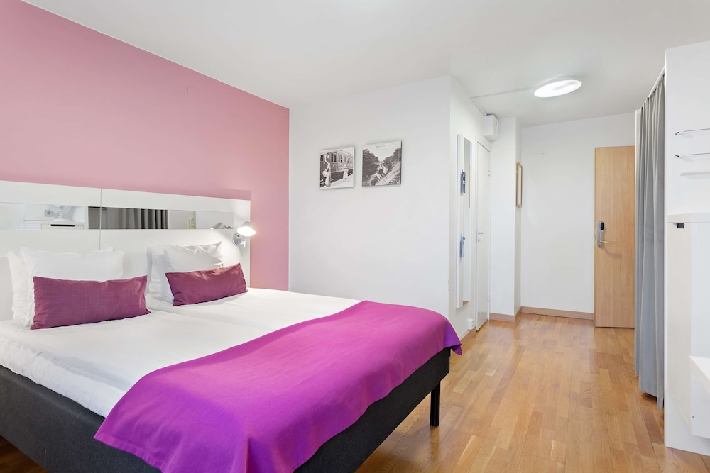 Standard Room, 1 Queen Bed, Non Smoking - Photo 2