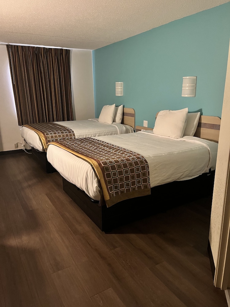 Room, 2 Queen Beds, Non Smoking photo 1