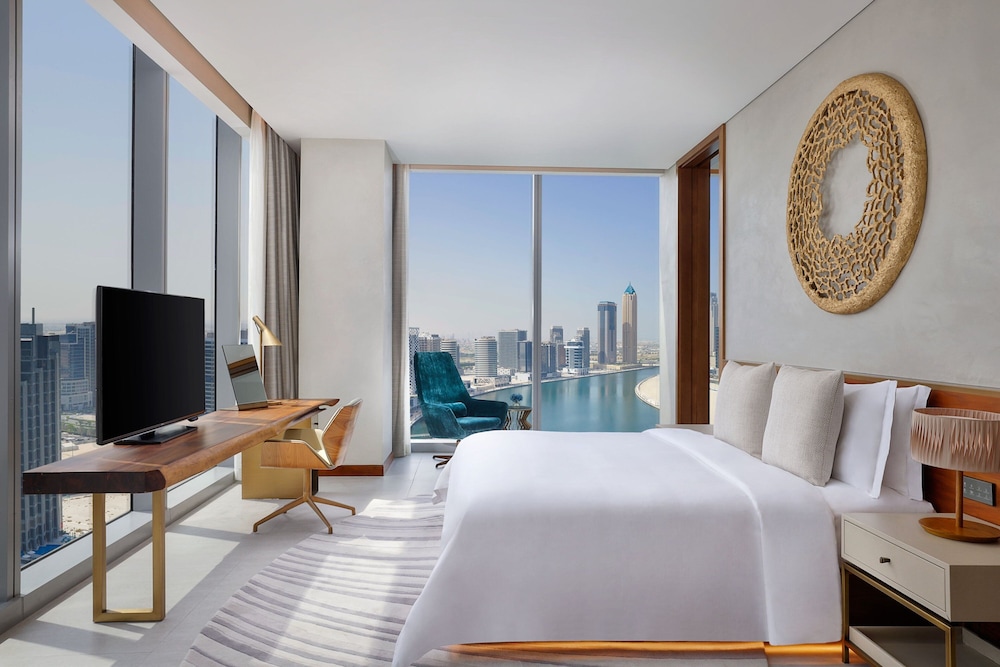 Suite, 1 King Bed, Canal View - Photo 2
