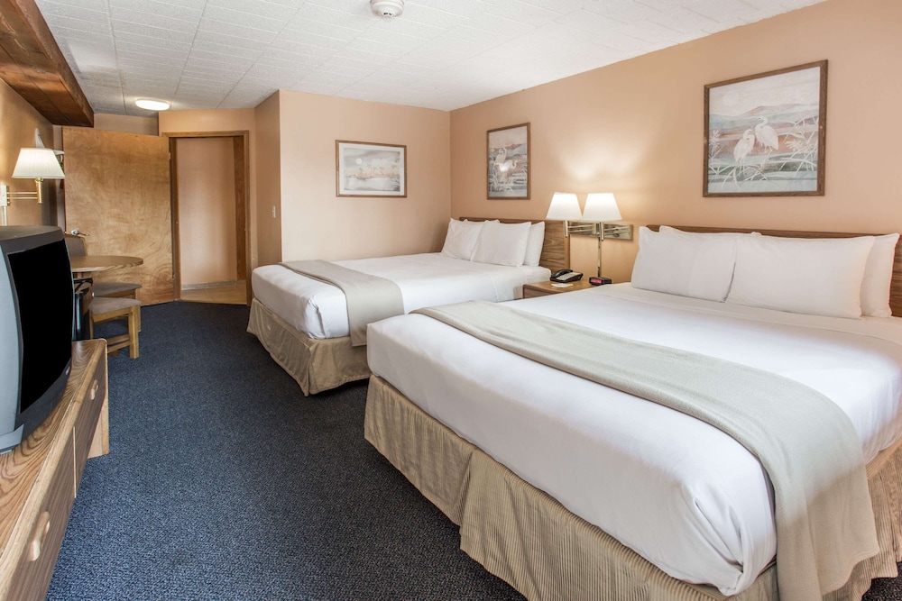 Standard Room, 2 Queen Beds - Photo 3