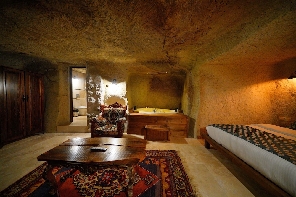 CENNET Superior Queen Cave Room