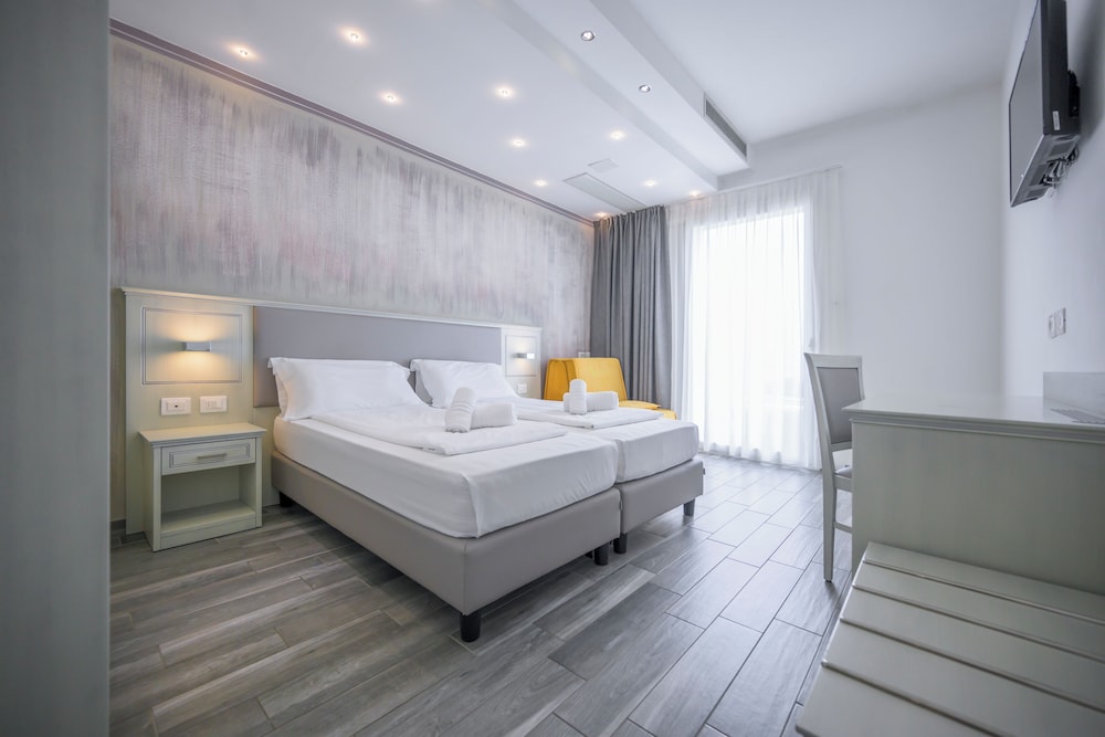 Deluxe Room, Lake View
