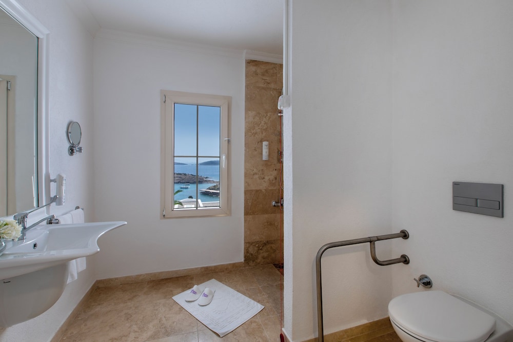 Premium Room, Multiple Beds, Accessible, Sea View photo 3