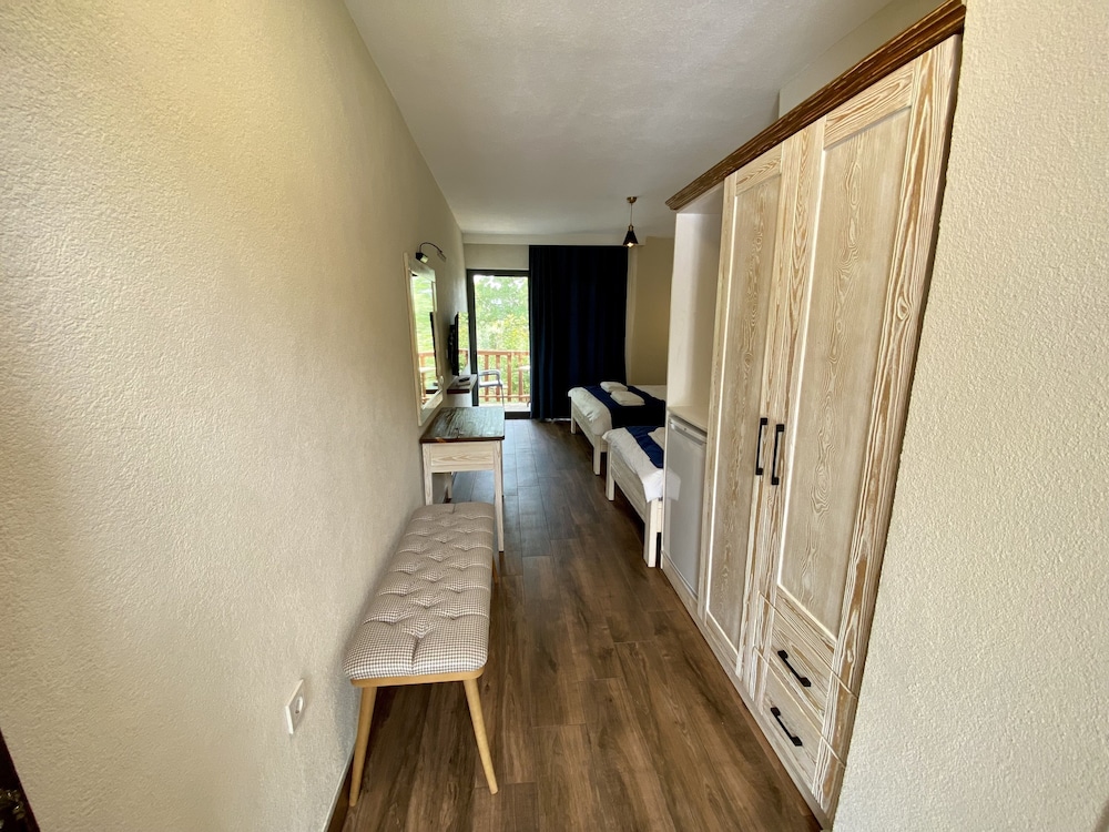 Luxury Triple Room, Partial Sea View photo 2