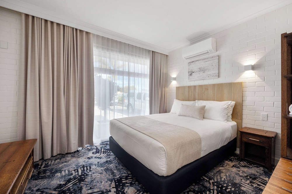 Deluxe Room, Multiple Beds - Photo 5