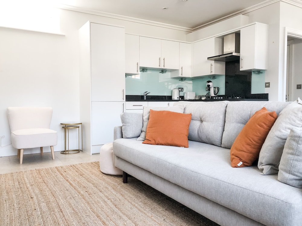 House, Private Bathroom (Windsor Town Centre)