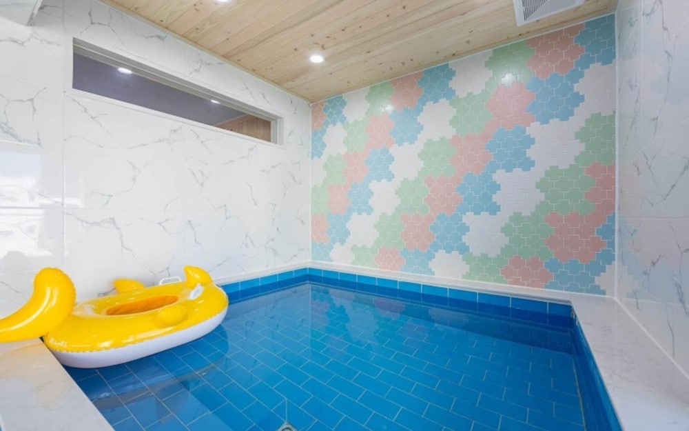 Room (King Special Price Room 202 (Indoor P) photo 3